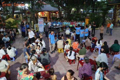 Khoảng 18h30, dòng người bắt đầu nối dài từ ngoài đường Song Hành vào tận sân chùa. Nhiều người lao động nghèo, người bán vé số, bán hàng rong kiên nhẫn xếp hàng chờ nhận bữa tối miễn phí.
