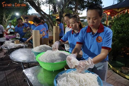 Các anh, chị tình nguyện viên tất bật chuẩn bị để trao những suất bún bò nghĩa tình đến với người lao động nghèo...