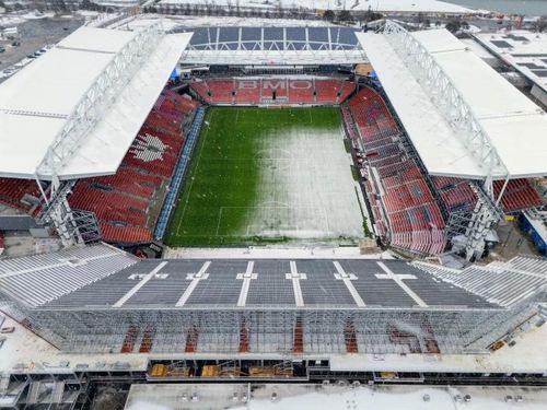 Điểm nhấn kiến trúc đột phá của BMO Field nằm ở hệ thống mái che hiện đại dạng treo (canopy) bao bọc ba mặt khán đài phía Đông, phía Tây và phía Nam. Được hoàn thành trong đợt đại trùng tu trước đây, các tấm mái che khổng lồ này được nâng đỡ bằng hệ thống dầm thép chịu lực vững chắc, nhô ra ngoài để che chắn cho phần lớn người hâm mộ khỏi mưa nắng mà không cần đến các cột trụ cản trở tầm nhìn. Lối thiết kế thông minh này không chỉ bảo vệ khán giả trước thời tiết thất thường mà còn có tác dụng như một "bộ khuếch đại" âm thanh khép kín. (Ảnh: UrbanToronto)