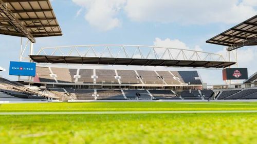 Một trong những niềm tự hào công nghệ lớn nhất của BMO Field chính là mặt sân thi đấu cao cấp. Sân vận động sử dụng hệ thống cỏ lai (hybrid turf) hiện đại kết hợp giữa cỏ tự nhiên và các sợi nhân tạo gia cố, mang lại độ đàn hồi tối ưu và khả năng chịu lực vượt trội dưới mật độ thi đấu dày đặc. (Ảnh: StadiumDB)
