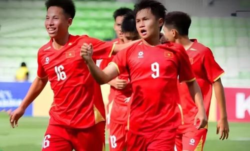 Theo Siêu máy tính Chat GPT, U19 Việt Nam được đánh giá nhỉnh hơn nhờ chất lượng đội hình và màn khởi đầu thuận lợi, trong khi U19 Myanmar bộc lộ khá nhiều vấn đề ở hàng thủ ở trận thua Indonesia. Ảnh: Internet.
