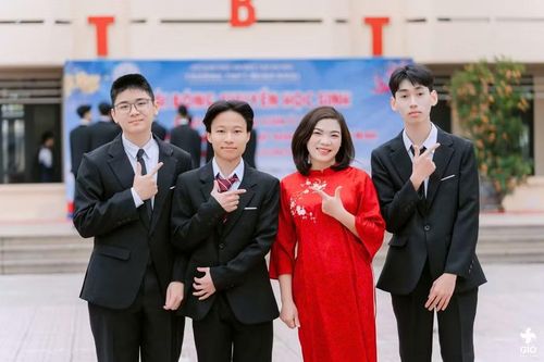 Cô Nguyễn Thị Thu Hiền và các em học trò. Ảnh: NVCC.