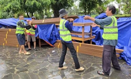 Lực lượng chức năng tiến hành tháo dỡ công trình vi phạm.