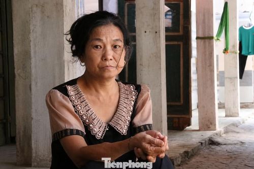 Không chỉ đối mặt với cái nóng, những bệnh nhân suy thận còn phải tuân thủ chế độ ăn uống nghiêm ngặt. Trong khi người bình thường có thể uống nhiều nước để giải nhiệt, họ lại phải hạn chế tối đa lượng nước đưa vào cơ thể. “Nóng bức nên khát lắm, nhưng cũng chỉ dám nhấp môi cho đỡ khô cổ. Uống nhiều nước sẽ ảnh hưởng đến quá trình lọc máu. Cơm nước cũng khó ăn, nhìn thấy cơm là ngán”, bà Nguyễn Thị Khuyên (56 tuổi, trú xã Mường Ham) nói.