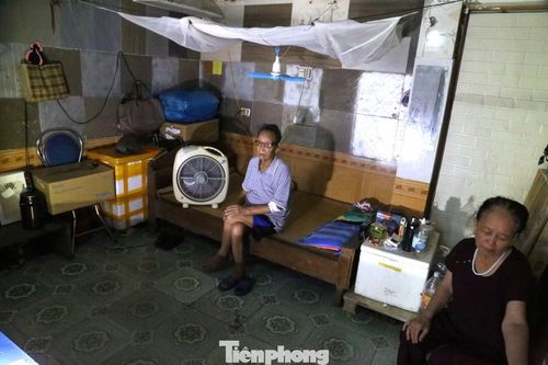 Căn phòng của vợ chồng ông Nguyễn Toàn Thắng (SN 1950, trú xã Quỳnh Hưng) nhỏ xíu, nóng hầm hập từ sáng đến tối. Sau gần 3 năm chạy thận, cánh tay ông xuất hiện nhiều vết kim tiêm. Ngồi ở góc phòng trọ, bà Hương (67 tuổi, vợ ông Thắng) chia sẻ: “Mấy hôm nay nóng quá, trong phòng chẳng khác gì cái lò nung. Hôm kia ông nhà tôi chạy thận về rất mệt, muốn nằm nghỉ một lát mà trằn trọc mãi không ngủ được vì nóng”.