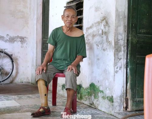 Đối với những người đang từng ngày giành giật sự sống với căn bệnh suy thận mạn tính, đợt nắng nóng cực đoan không chỉ là thử thách của thời tiết mà còn là cuộc chiến bào mòn sức khỏe. Trong ảnh, cựu chiến binh Phạm Văn Thìn (75 tuổi, trú xã Quế Phong) đã gần 3 năm gắn bó với những ca chạy thận định kỳ. Tuổi cao, bệnh nặng cùng cái nóng gay gắt khiến mỗi ngày điều trị của ông thêm phần nhọc nhằn.