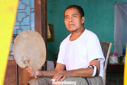 Ngoài hiên phòng trọ, ông Lương Văn Thái (67 tuổi, trú xã Châu Hồng) cầm thêm một chiếc quạt tay để tự làm mát. Dù vừa điều trị trở về, ông vẫn không thể nằm nghỉ. “Nóng quá, nằm cũng không được. Người đã yếu vì bệnh, gặp thời tiết thế này càng thêm mệt mỏi”, ông nói.