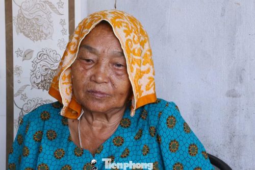 Ngồi trước căn phòng trọ nhỏ, bà Đặng Thị Ba (73 tuổi, trú xã Quan Thành) liên tục lấy khăn nhúng nước lạnh rồi vắt lên đầu để hạ nhiệt. “Mấy hôm nay nóng quá nên ăn uống kém, người mệt lả. Tôi bị tụt huyết áp rồi ngất hai lần. Khi không chịu nổi nữa thì phải vào nhà tắm xối nước cho mát hoặc lấy khăn ướt lau người”, bà Ba kể.