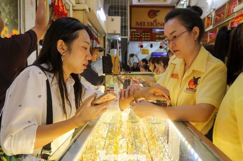 Giá vàng tuột dốc, người mua nhiều hơn người bán.