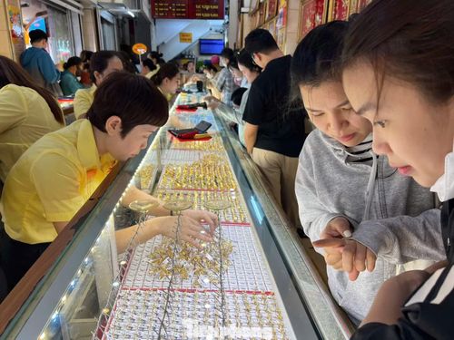Thay vì chỉ có thể mua "nhỏ giọt" 1-2 chỉ vàng miếng, vàng nhẫn, khách hàng có thể mua vàng trang sức bao nhiêu cũng có