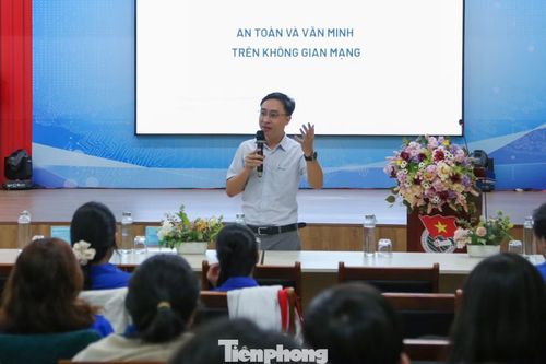 Chuyên gia Trịnh Quốc Bảo chia sẻ với các bạn trẻ về cách nhận diện tin giả, thông tin độc hại trên không gian mạng.