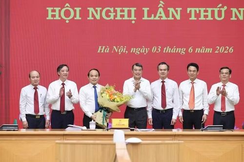 Thủ tướng Lê Minh Hưng chúc mừng Ủy ban Kiểm tra Đảng ủy Chính phủ - Ảnh: VGP