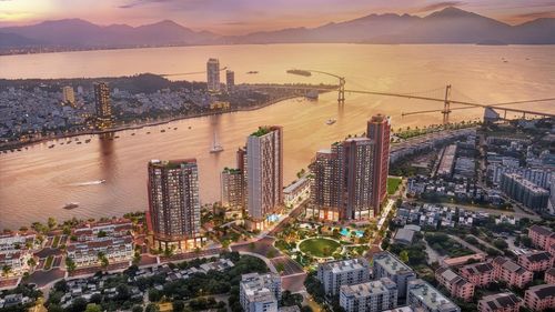 Chuỗi kỷ lục về tiến độ thi công, ký kết hợp đồng mua bán, bàn giao nhà đến cấp sổ đỏ của các dự án trước đã củng cố niềm tin của giới đầu tư với tháp căn hộ Symphony 5 - “mảnh ghép cuối cùng” của tổ hợp Sun Symphony Residence. “Át chủ bài” này đã thu hút tới 1.669 lượt booking ngay tại sự kiện ra mắt mới đây. Ảnh: Sun Property