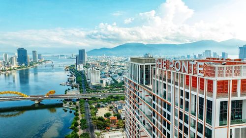 Cùng tham gia “cuộc đua nước rút” về tiến độ thi công, tổ hợp Sun Ponte Residence kế cận cầu Rồng bàn giao từ tháng 3/2026, đúng lộ trình 2 năm sau ngày ra mắt. Sự xuất hiện của các dự án đã hoàn thiện này không chỉ giải cơn khát nguồn cung căn hộ trung tâm mà còn khẳng định uy tín của Sun Group trong việc hiện thực hóa các cam kết nhanh chóng đưa tài sản của chủ sở hữu sinh lời. Ảnh: Ánh Dương.