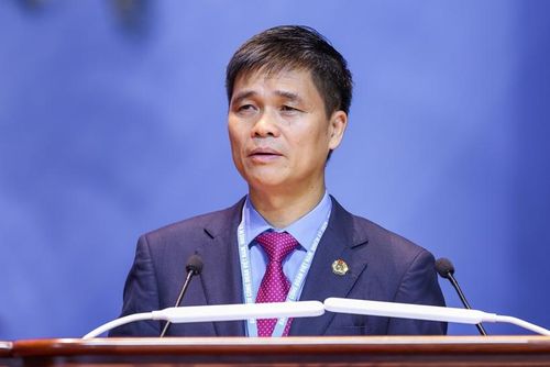 Ông Ngọ Duy Hiểu, Phó Chủ tịch Tổng Liên đoàn Lao động Việt Nam, trình bày tổng quát Báo cáo của Ban Chấp hành Tổng LĐLĐ Việt Nam khóa XIII trình Đại hội.