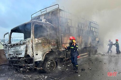 Hiện trường vụ cháy xe ô tô trên cao tốc Bắc - Nam đoạn qua địa bàn xã Đức Quang vào ngày 31/5.