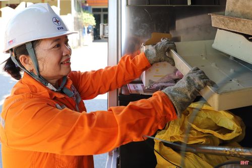 "Dù không trực tiếp leo cột, kéo dây như các đồng nghiệp nam, song làm việc trong điều kiện nắng nóng cực đoan cũng là thử thách với chúng tôi. Chị em thường tranh thủ triển khai công việc từ sáng sớm để vừa bảo đảm sức khỏe, vừa hoàn thành tốt nhiệm vụ được giao" - chị Hà tiết lộ.
