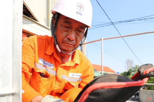 33 năm gắn bó với nghề, ông Nguyễn Hải Vân - nhân viên vận hành Điện lực Thạch Hà đã quá quen với những ca làm việc giữa nắng gắt, những mùa cao điểm phụ tải và áp lực giữ dòng điện vận hành an toàn, ổn định. "Càng nắng nóng, nhu cầu sử dụng điện tăng cao, đồng nghĩa chúng tôi càng phải bám lưới nhiều hơn để theo dõi, xử lý kịp thời những bất thường có thể xảy ra" - ông Vân chia sẻ.