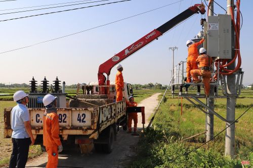 Các đơn vị điện lực tăng cường kiểm tra tình trạng mang tải của thiết bị; cân pha, san tải, luân chuyển và thay thế máy biến áp phù hợp với nhu cầu tiêu thụ điện thực tế của từng khu vực dân cư, từng phụ tải công nghiệp trên địa bàn.