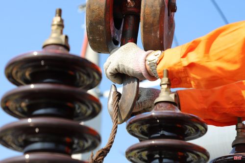 Điện lực Cẩm Xuyên quản lý hơn 327 km đường dây trung thế, hơn 770 km đường dây hạ thế cùng 377 trạm biến áp trải rộng trên nhiều dạng địa hình khác nhau. Đây là thách thức không nhỏ đối với công tác quản lý kỹ thuật, đặc biệt trong điều kiện thời tiết cực đoan.