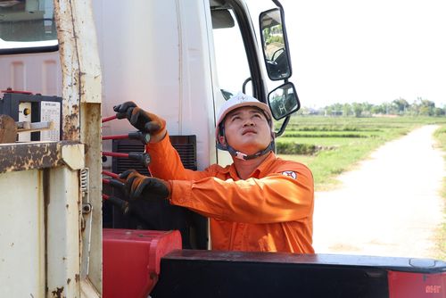 Sau khi được tháo dỡ, máy biến áp tại trạm biến áp Thạch Thanh 11 nhanh chóng được cẩu lên xe chuyên dụng để vận chuyển đến vị trí mới.