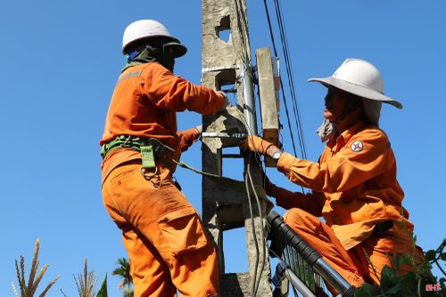 Phụ tải nhiều khu vực tăng đột biến, tạo áp lực lớn lên hệ thống điện. Để đảm bảo cung cấp điện an toàn, liên tục trong mùa nắng nóng, Công ty Điện lực Hà Tĩnh đã và đang triển khai đồng bộ, hiệu quả nhiều giải pháp.