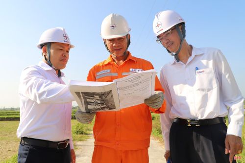 Ông Nguyễn Duy Sáng - Phó Trưởng Điện lực Thạch Hà (ngoài cùng bên phải) cho hay: “Trong bối cảnh phụ tải tăng cao, công tác san tải, cân pha và luân chuyển máy biến áp là giải pháp quan trọng nhằm giảm nguy cơ quá tải, góp phần nâng cao độ tin cậy cung cấp điện trong mùa nắng nóng”.