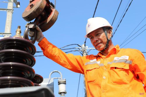 Giữa nền nhiệt bỏng rát, từng công đoạn tháo dỡ, cẩu hạ thiết bị, vận chuyển và đấu nối được tổ công tác thực hiện khẩn trương, chính xác.