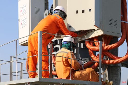 Trạm biến áp Thạch Thanh 11 có công suất 180 kVA đang ở tình trạng phụ tải thấp, trong khi trạm biến áp Thạch Tiến 4 (xã Thạch Hà) thường xuyên vận hành gần ngưỡng đầy tải. Để tối ưu khả năng cung cấp điện, Điện lực Thạch Hà đã triển khai phương án hoán đổi máy biến áp giữa hai khu vực.