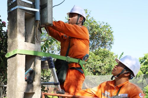 Ông Trần Quang Nhật - Phó Trưởng Điện lực Cẩm Xuyên cho biết: "Riêng trong tháng 6 này, chúng tôi đặt mục tiêu thực hiện cân pha 40 máy biến áp, luân chuyển 10 máy biến áp để bảo đảm vận hành ổn định, giảm tổn thất điện năng và hạn chế nguy cơ quá tải".