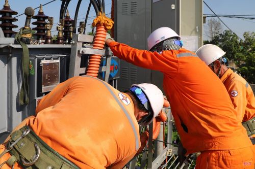Mồ hôi thấm đẫm áo, hơi nóng phả lên mặt nhưng mọi thao tác vẫn được các anh thực hiện cẩn trọng, chuyên nghiệp, bảo đảm tuyệt đối an toàn và rút ngắn tối đa thời gian cắt điện.
