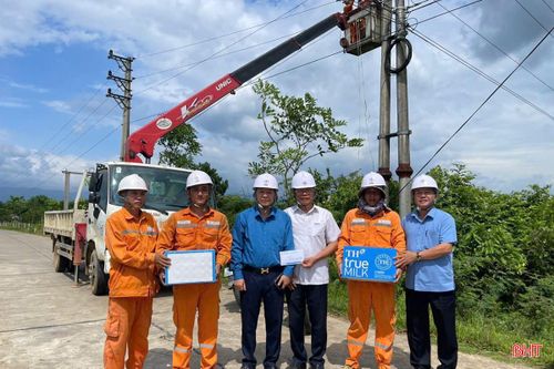Trong những đợt nắng nóng cao điểm vừa qua, Ban Giám đốc và Công đoàn Công ty Điện lực Hà Tĩnh đã trực tiếp đến các điểm công tác, trao quà động viên các tổ đội đang làm nhiệm vụ trên lưới điện. Những lời động viên kịp thời, những hộp sữa, chai nước mát giữa trưa hè hay sự quan tâm từ lãnh đạo, đồng nghiệp đã trở thành nguồn động lực giúp người lao động thêm vững vàng nơi hiện trường.