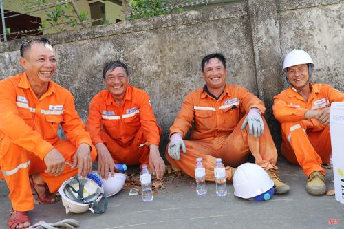 Những tiếng cười và câu chuyện rôm rả cuối ca làm việc đã làm dịu đi phần nào sự mệt nhọc, trở thành niềm vui để họ bền bỉ, gắn bó với nghề.