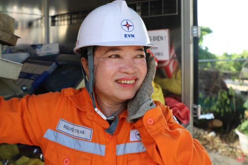 Gương mặt sạm nắng, những giọt mồ hôi lăn dài trên má nhưng nụ cười của nữ nhân viên ngành điện vẫn luôn hiện hữu mỗi khi công việc hoàn thành đúng kế hoạch.