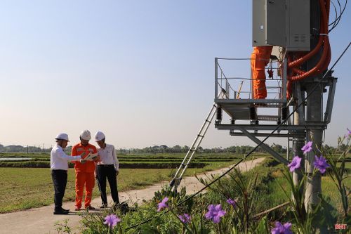 Tại hiện trường, cán bộ Phòng An toàn, Công ty Điện lực Hà Tĩnh cùng lãnh đạo Điện lực Thạch Hà trực tiếp kiểm tra, giám sát các phương án kỹ thuật và an toàn lao động.