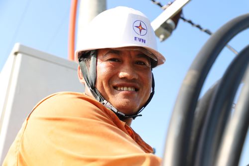 Giữa cái nắng bỏng rát, những giọt mồ hôi không ngừng lăn trên khuôn mặt người thợ điện; công việc vất vả, áp lực nhưng nụ cười vẫn nở trên môi. Sự tận tụy và những đóng góp thầm lặng ấy đang góp phần bảo đảm nguồn điện ổn định cho sinh hoạt, sản xuất, kinh doanh, giữ nhịp sống và hoạt động kinh tế không bị gián đoạn trong những ngày cao điểm nắng nóng.