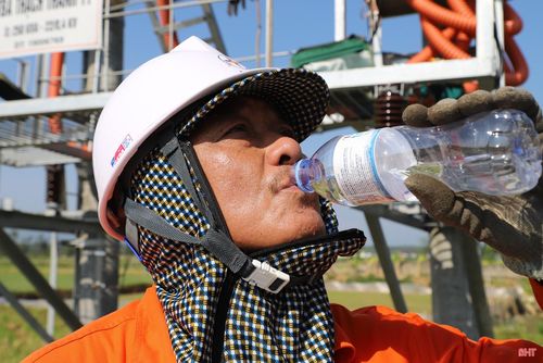 Làm việc nhiều giờ liên tục dưới thời tiết khắc nghiệt là thử thách đối với thợ điện. Để hỗ trợ người lao động, Công ty Điện lực Hà Tĩnh đã trang bị nhiều phương tiện bảo hộ chuyên dụng như: áo điều hòa, mũ vành rộng chống nắng cùng các vật dụng chăm sóc sức khỏe trong mùa hè.