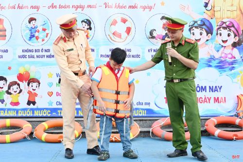 Nhiệm vụ của "ca trực" này là dạy bơi và tuyên truyền các kỹ năng phòng chống đuối nước, kỹ năng sơ cứu cho các em nhỏ.
