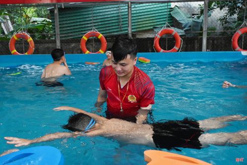Trong mùa hè này, tôi và đồng đội phấn đấu đào tạo cho 100 em biết bơi an toàn, có thêm nhiều trẻ em biết tự bảo vệ mình trước những hiểm nguy dưới nước.