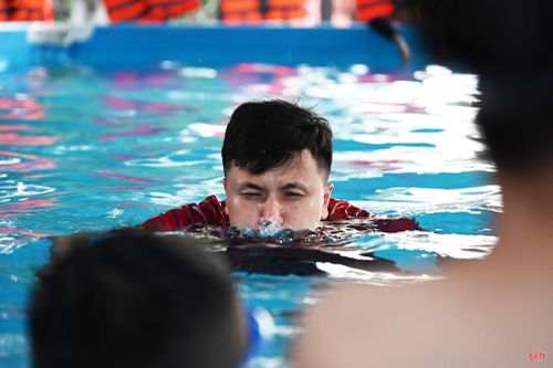 Để việc giảng dạy đúng kỹ thuật, bài bản và phù hợp với trẻ em, tôi tìm lại những tài liệu cũ trong quá trình học tập và học hỏi kinh nghiệm từ những huấn luyện viên bơi lội khác, tập hợp và xây dựng lại giáo án riêng cho lớp học.