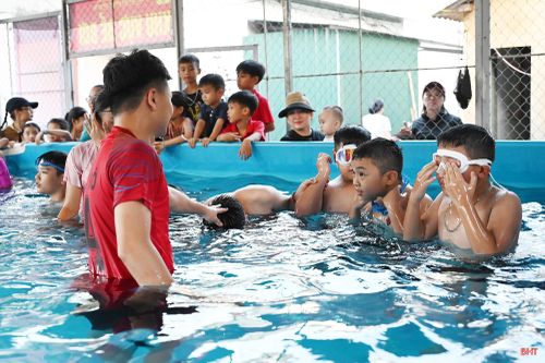 Nhiều em lần đầu xuống nước vẫn còn e dè, thậm chí sợ hãi. Tôi không vội mà bắt đầu từ những kỹ năng đơn giản nhất như làm quen với nước, giữ thăng bằng và tập nổi.