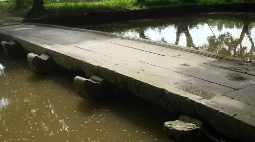 Cầu đá cổ tại đền Sĩ Nhiếp.