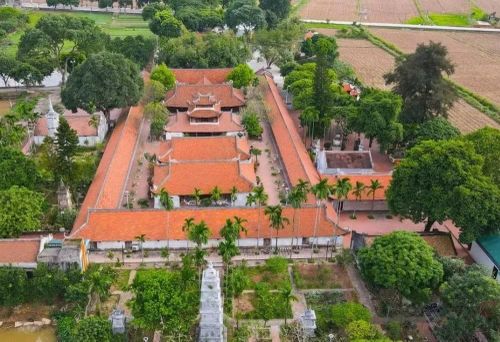 Không gian xanh và kiến trúc cổ kính tại thành cổ Luy Lâu.