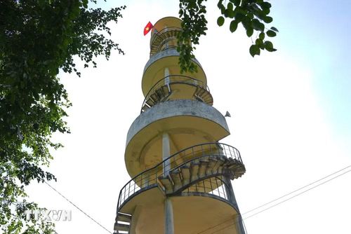 Tháp quan sát Tà Nốt (hay tháp canh lửa Tà Nốt) thuộc Vườn Quốc gia Lò Gò-Xa Mát. (Ảnh: Minh Phú/TTXVN)