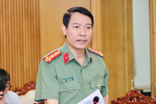 Đại tá Vũ Mạnh Tuân, Trưởng phòng 6, Cục An ninh chính trị nội bộ, Bộ Công an phát biểu tại hội nghị về công tác tổ chức thi Tốt nghiệp Trung học phổ thông năm 2026. (Ảnh: PV/Vietnam+)