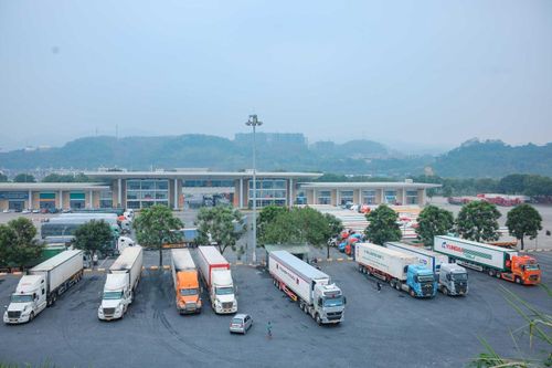 Việc thực hiện tiếp nhận, giải quyết và trả kết quả thủ tục hành chính "một cửa" tại Cửa khẩu quốc tế đường bộ số II Kim Thành diễn ra nhanh chóng, an toàn, hiệu quả. Ảnh: Hoàng Hiếu/TTXVN