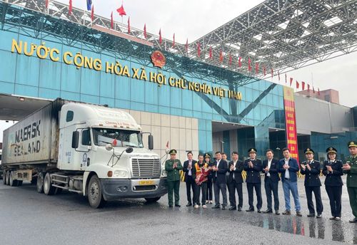 Thủ tướng Chính phủ đã ban hành Quyết định số 164/QĐ-TTg phê duyệt Đề án thí điểm xây dựng cửa khẩu thông minh tại cặp cửa khẩu quốc tế Móng Cái (Việt Nam) - Đông Hưng (Trung Quốc). Ảnh: Hoàng Hiếu/TTXVN