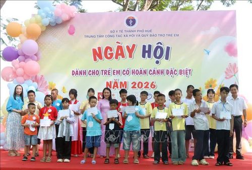 Trao học bổng cho các trẻ em có hoàn cảnh đặc biệt. Ảnh: Mai Trang/TTXVN