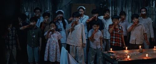Các nhân vật ăn bánh sinh nhật đầy kinh dị.