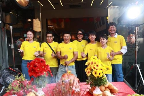 Đạo diễn Bùi Văn Hải (thứ ba từ trái sang) cùng các diễn viên phim Quỷ bắt hồn trong ngày khai máy.